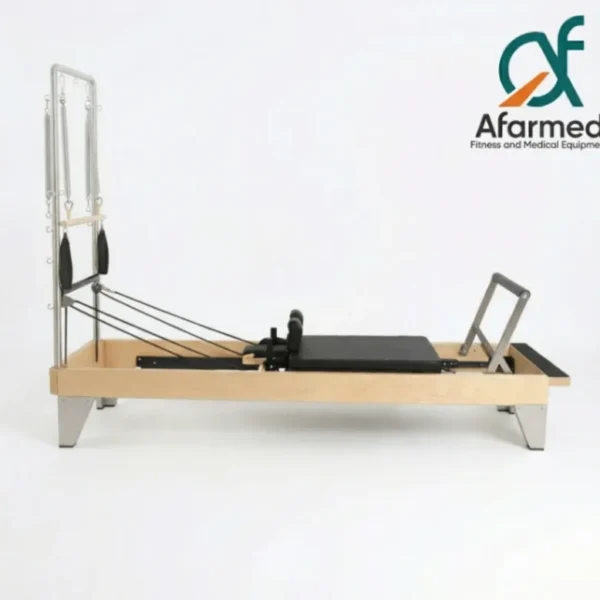 عکس دستگاه پیلاتس ریفورمر اس تی ام stm مدل کلاسیک، مناسب برای باشگاه و منزل، با تاور اختیاری و طراحی ارگونومیک برای حرکات مقاومتی